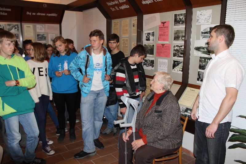Galerie: Projekt Život a historie vypálených obcí - exkurze Lačnov - 29. 4. 2014